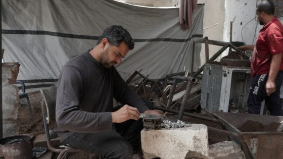 فرن بدائي يعيد الحياة الى سوق قطع غيار السيارات بغزة