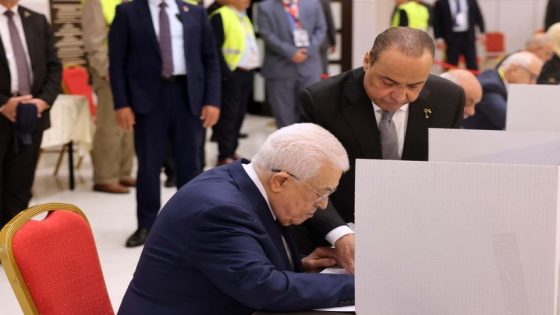 الرئيس يدلي بصوته في انتخابات اللجنة المركزية والمجلس الثوري لحركة “فتح”