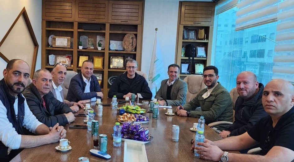 رئيس بلدية الخليل المنتخب المهندس يوسف الجعبري يزور نقابة تجارة المواد الغذائية لبحث سبل التعاون المشترك