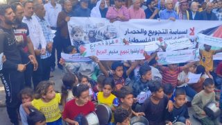 وقفة جماهيرية بمخيمي البريج والنصيرات تطالب بفك الحصار ودعم الأونروا واستمرار الإغاثة