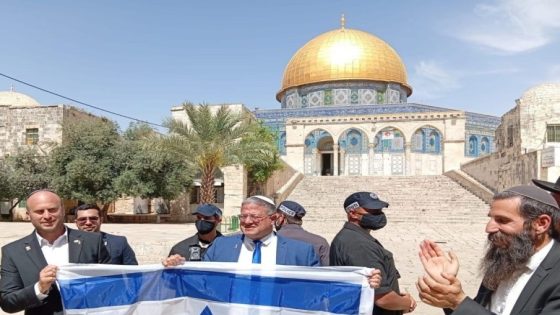 بن غفير يرفع العلم الاسرائيلي داخل المسجد الاقصى بعد اقتحامه