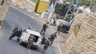اعتقالات ومنع تجول.. مستوطنون يهاجمون الأهالي قرب المسجد الإبراهيمي