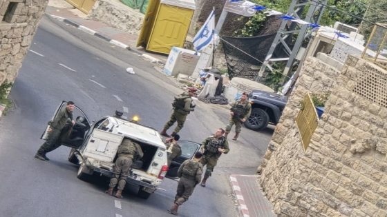 اعتقالات ومنع تجول.. مستوطنون يهاجمون الأهالي قرب المسجد الإبراهيمي