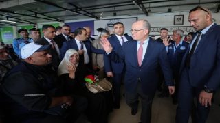 رئيس الوزراء يُودع الحجاج ويتفقد تطورات العمل بالمعابر ويطمئن على ترتيبات السفر والإقامة