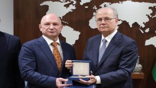 الرئيس يمنح الشاعر الروسي فاديم تيريوخين وسام الثقافة والعلوم والفنون مستوى التألق