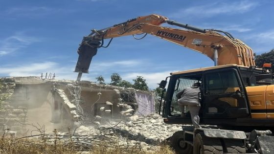 الاحتلال يجبر أصحاب المنازل المهدومة في قلنديا على إزالة ما تبقى من معالمها