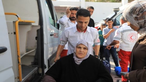 إجلاء 79 مريضًا ومرافقًا للعلاج بالخارج عبر معبر رفح