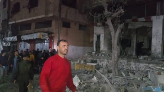 غزة: حرائق واصابات اثر تدمير طائرات الاحتلال مربع سكني بمخيم الشاطئ