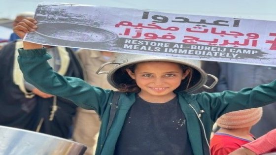أطفال البريج يرفعون الأواني الفارغة في وقفة احتجاجية ضد الجوع
