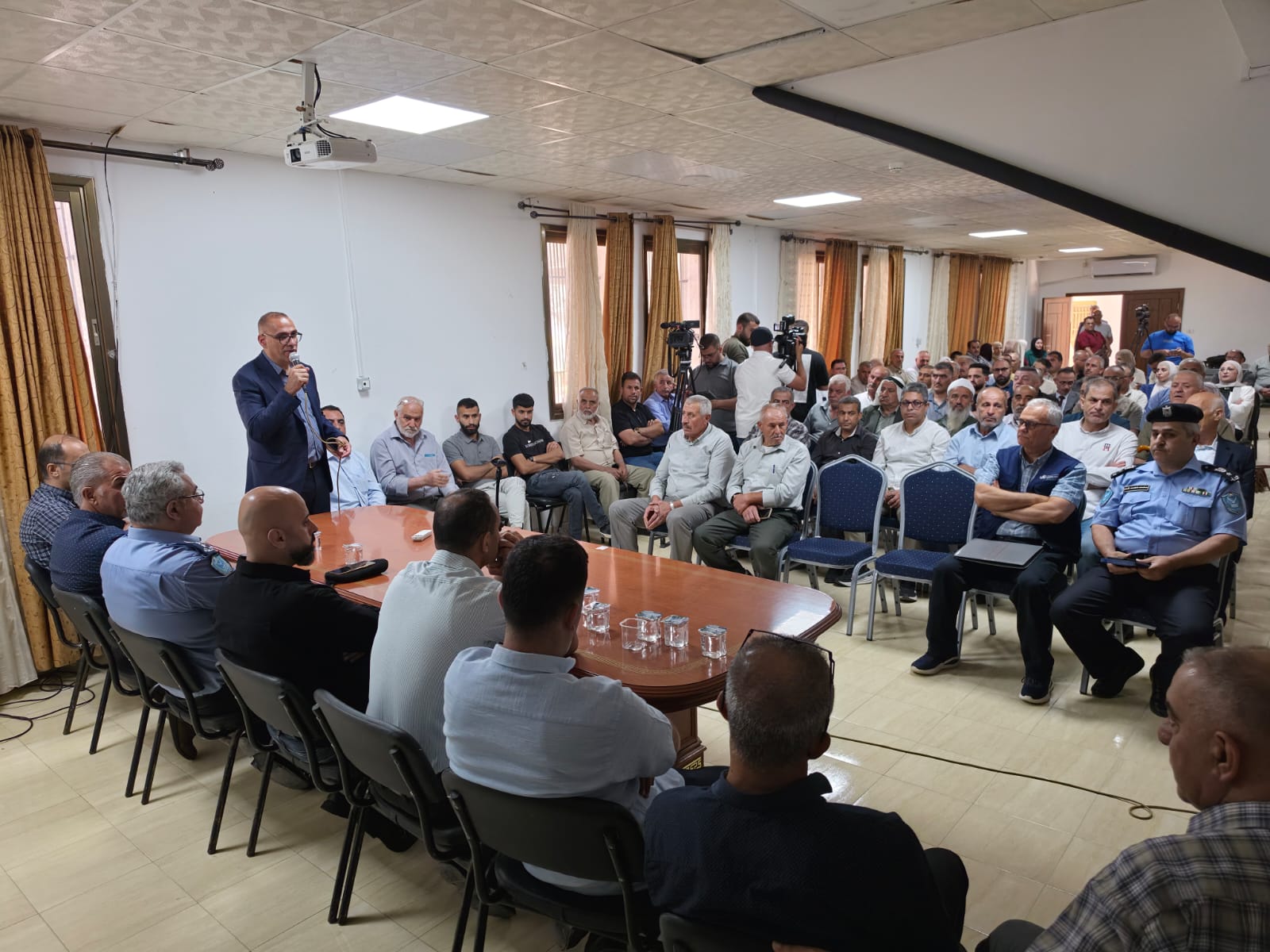 بلدية دورا تعقد لقاءً تشاوريا مع مالكي الأراضي والمؤسسات ذات العلاقة لبحث سبل حماية الأراضي المهددة بالمصادرة