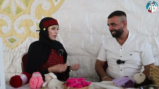 نولا السيد أحمد، المبدعة بيديها تتقن حياكة الصوف بكل حب، وتحوّل القطعة الصغيرة إلى عمل يحمل روحها.