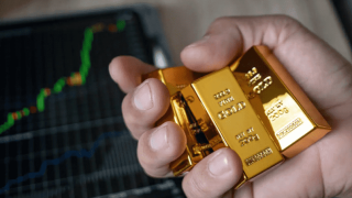 ارتفاع أسعار النفط واستقرار الذهب عالميا