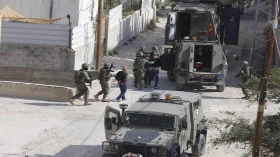 الاحتلال يعتقل شابين ومستعمرون يحاولون إحراق مركبات في حزما