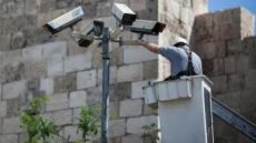 الاحتلال والمستعمرون ينصبون كاميرات مراقبة في أم صفا غرب رام الله