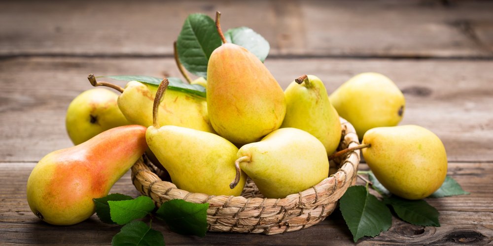 ما هي أهم فوائد الإجاص والعناصر الغذائية التي يحتويها؟
