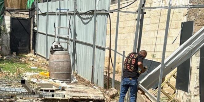 الاحتلال يخطر مقدسيا بإزالة غرفة من أرضه في بلدة سلوان