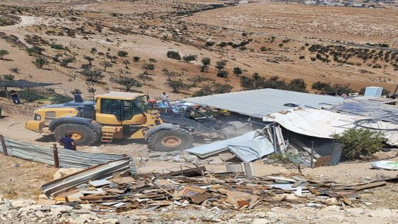 الاحتلال يهدم منزلا مأهولا شرق يطا جنوب الخليل