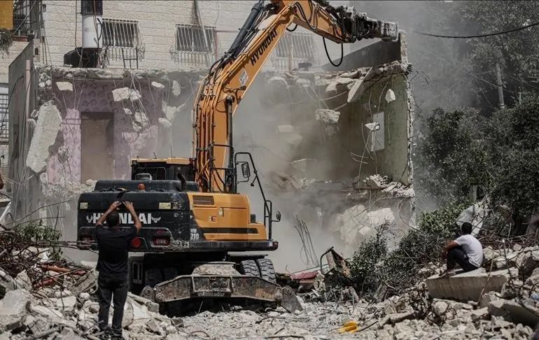 الاحتلال يهدم منشآت سكنية وزراعية في بلدة مخماس شمال القدس