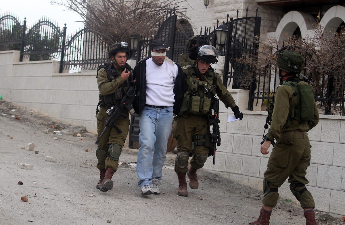 الاحتلال يعتقل مواطنا في كفر عقب شمال القدس المحتلة