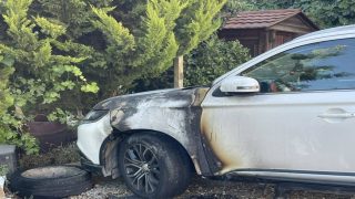 مستوطنون يحرقون مركبتين ويخطون شعارات تهديد في أم صفا شمال غرب رام الله