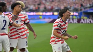احتفال لاعبي المنتخب الأمريكي بأحد أهدافهم أمام الباراغواي