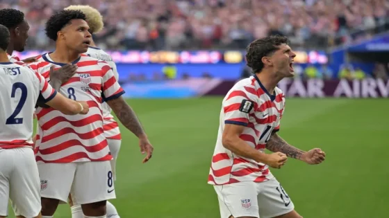 احتفال لاعبي المنتخب الأمريكي بأحد أهدافهم أمام الباراغواي