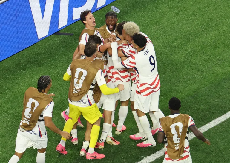 احتفال لاعبي منتخب أمريكا بالانتصار الكبير