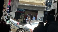 الاحتلال يقتحم عدة مناطق في الخليل ويحتجز مواطنين عند مدخل مخيم العروب