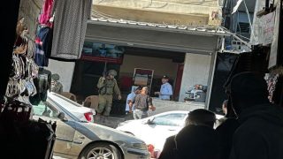 الاحتلال يقتحم عدة مناطق في الخليل ويحتجز مواطنين عند مدخل مخيم العروب
