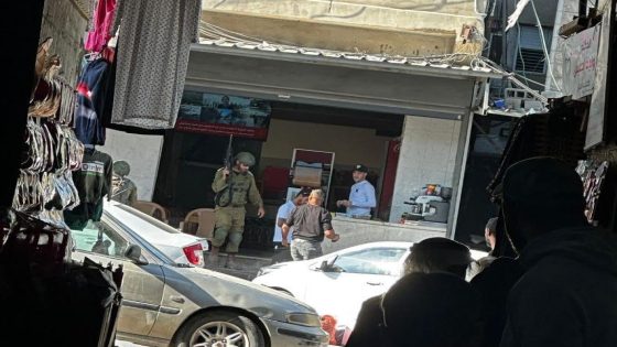 الاحتلال يقتحم عدة مناطق في الخليل ويحتجز مواطنين عند مدخل مخيم العروب