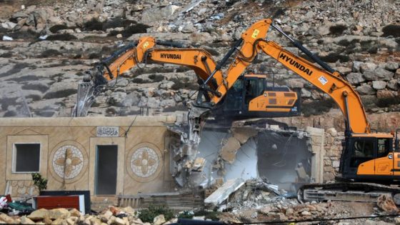الاحتلال يهدم منشأتين وكشكاً تجارياً في حوسان غرب بيت لحم
