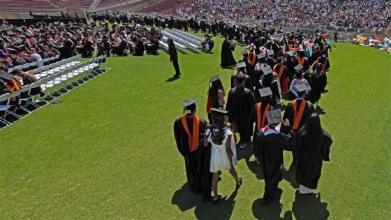 طلاب ينسحبون من حفل تخريج بجامعة ستانفورد احتجاجاً على عقود “غوغل” مع إسرائيل