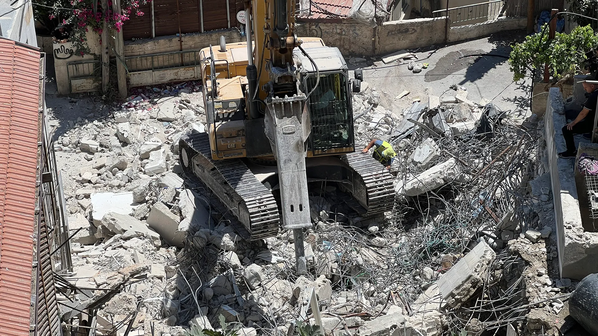 الاحتلال يهدم منزلا ومنجرة في خربة قلقس جنوب الخليل