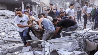 انتشال جثماني شهيدين من حي الزيتون شرق مدينة غزة