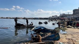 شهيدان بينهما طفل وبحرية الاحتلال تقصف شواطئ غزة