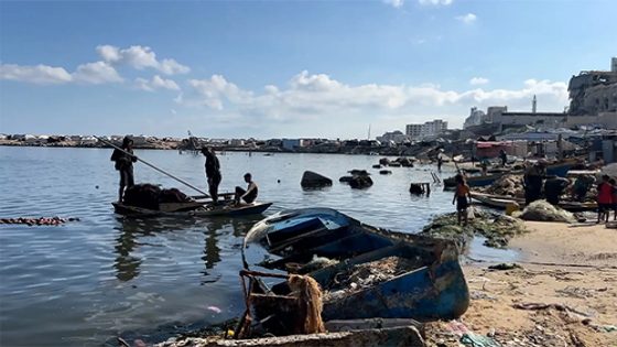 شهيدان بينهما طفل وبحرية الاحتلال تقصف شواطئ غزة
