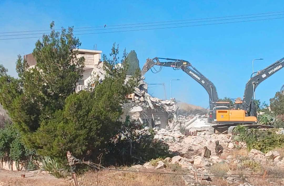 قوات الاحتلال تشرع بهدم منزل مأهول في تقوع جنوب شرق بيت لحم