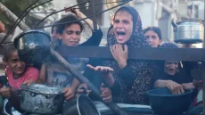 الأسطل: غزة بين نار القصف ومرارة الجوع.. أطفال ينتظرون الطعام لساعات