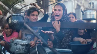 الأسطل: غزة بين نار القصف ومرارة الجوع.. أطفال ينتظرون الطعام لساعات