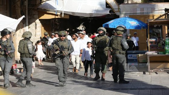 مستعمرون يقتحمون إذنا غرب الخليل والاحتلال يشدد إغلاق البلدة