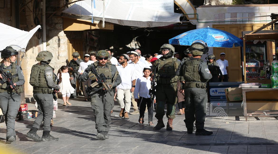 مستعمرون يقتحمون إذنا غرب الخليل والاحتلال يشدد إغلاق البلدة