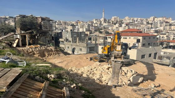 الاحتلال يجبر مقدسيا على هدم منزله في بلدة أم طوبا جنوب القدس