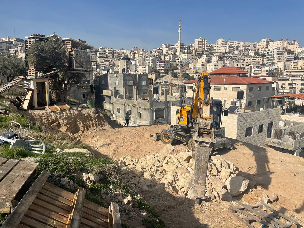 الاحتلال يجبر مقدسيا على هدم منزله في بلدة أم طوبا جنوب القدس