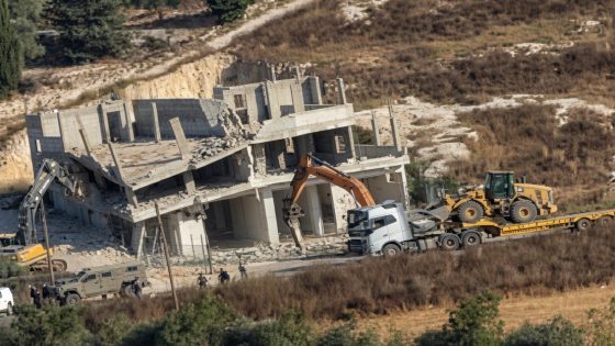 الاحتلال يهدم بناية مكونة من ثلاثة طوابق في عنزا جنوب جنين
