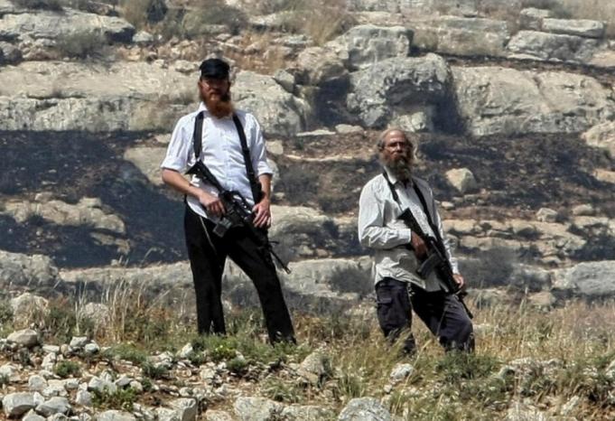 إصابة شاب برصاص مستعمرين والاحتلال يعتقل آخر شمال شرق الخليل