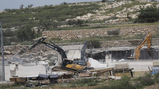 قوات الاحتلال تهدم منزلا في قرية الديرات في بلدة يطا