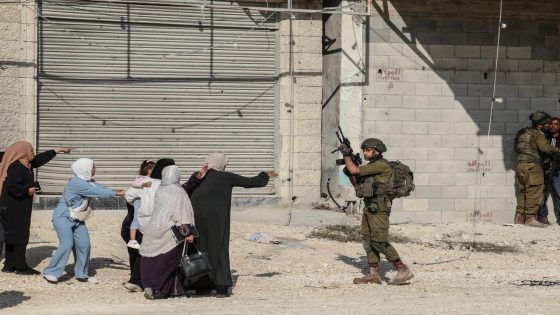 الاحتلال يعتقل أربعة مواطنين بينهم سيدة ويحتجز العشرات في الخليل