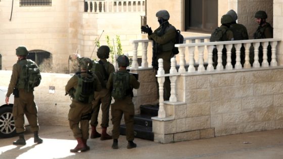 الاحتلال يعتقل مواطنا ويسرق أموالا ومصاغا من أريحا