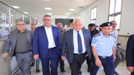 وزير الداخلية يتفقد معبر الكرامة