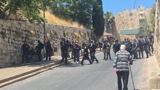 الاحتلال يعتدي على المشاركين في جنازة شاب بمدينة القدس